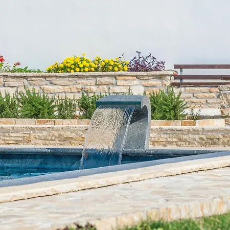 Дом отдыха Four-bedroom In Citluk