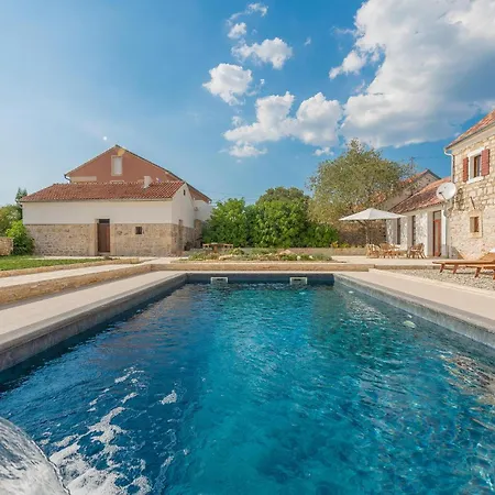 Four-bedroom In Citluk