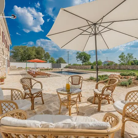 Four-bedroom In Vikendica