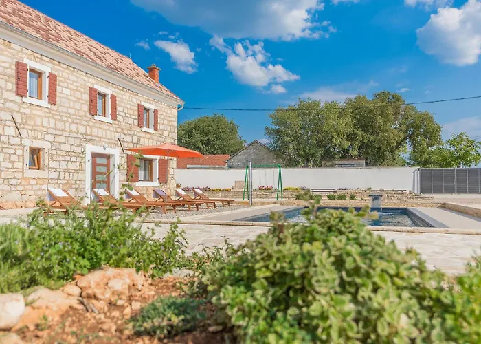 Vikendica Four-bedroom In *