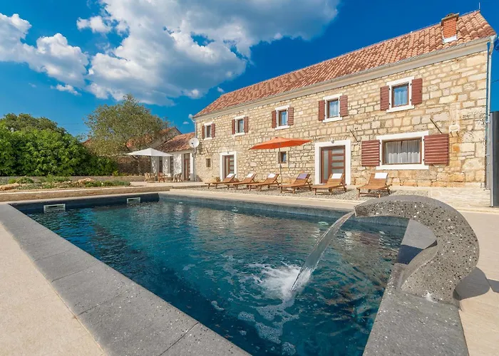 Vikendica Four-bedroom In