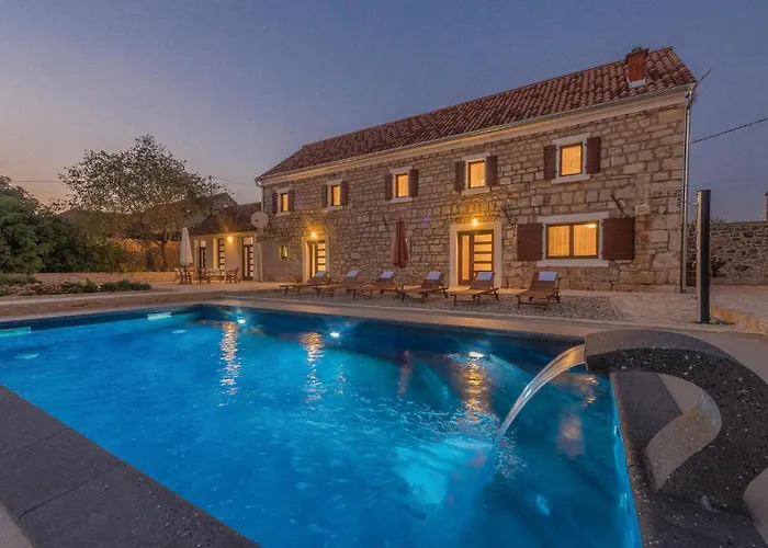 Vikendica Four-bedroom In *